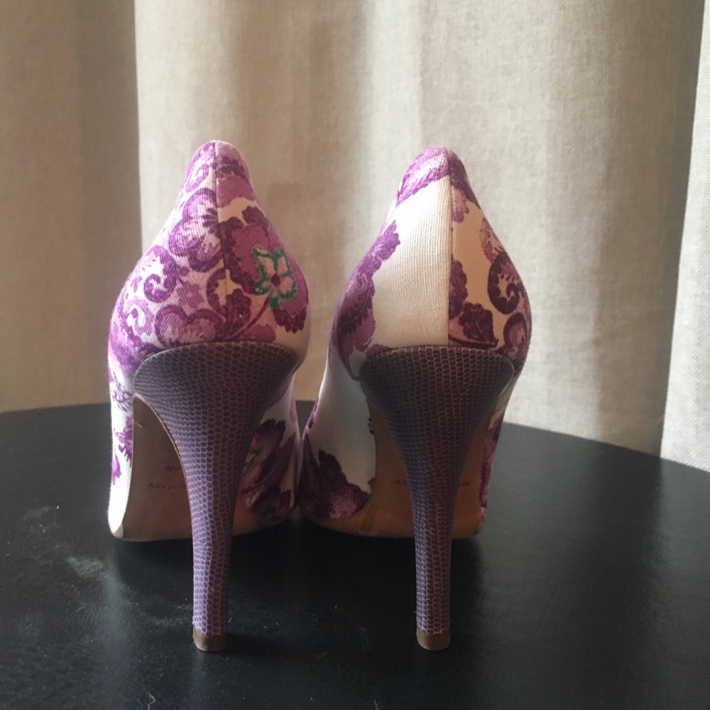 Burberry floral pump w/croc heel - Picture 2 of 6